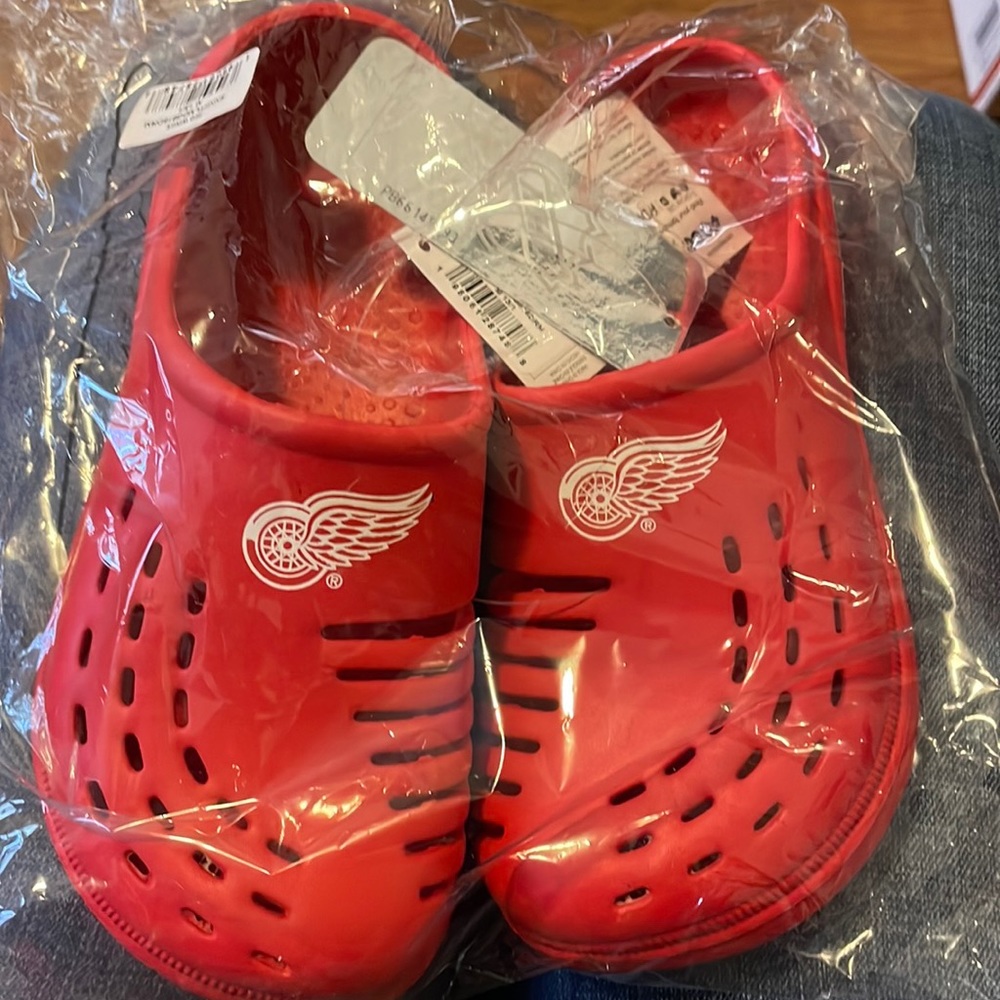 Detroit Red Wings Foco brand crocs